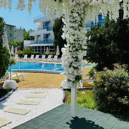 Ξενοδοχείο Queen Nelly 4*